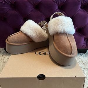UGG Funkette Suede Platform Clogs Size 9 Chestnut